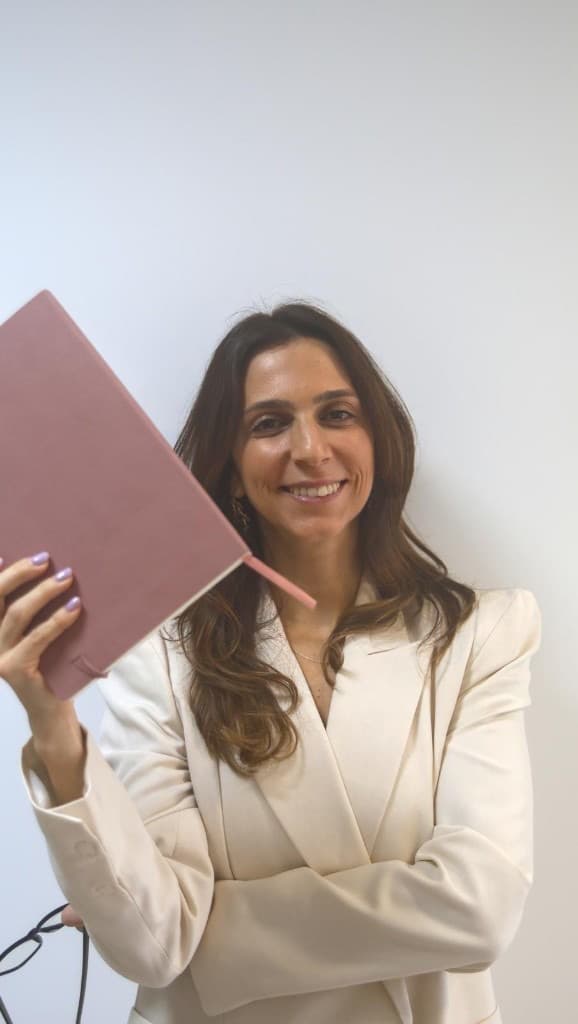 Joana Meira em contexto clínico, com agenda de consultas